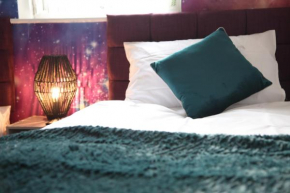 Space Themed Home for 10 Guests - 5mins to LFC